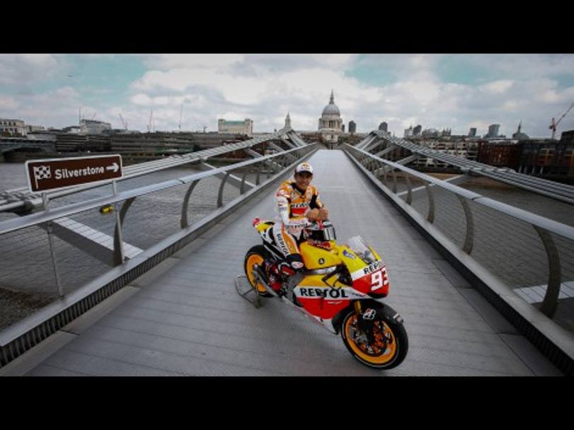 Il leader del mondiale con la sua Honda sul Millennium Bridge